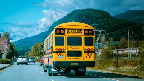 Dos muertos, incluido un niño, en accidente entre autobús escolar y camión de concreto en Texas