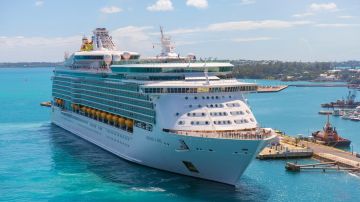 Arrestan a empleado de crucero de Royal Caribbean por instalar cámaras ocultas dentro de los baños