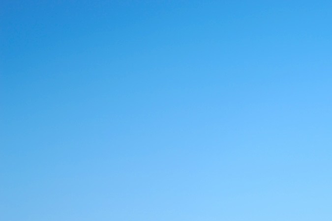 Mano sosteniendo la taza de helado de Ben and Jerry's con sabor a tarta de queso y caramelo