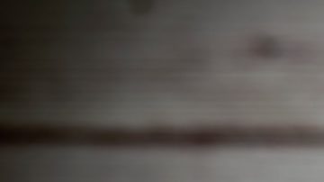 Bote de helado de Ben & Jerry’s sabor tarta de queso y fresa, frente a un fondo de madera.