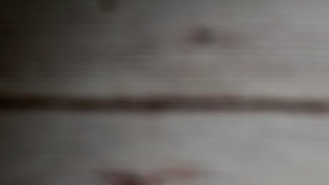 Bote de helado de Ben & Jerry’s sabor tarta de queso y fresa, frente a un fondo de madera.