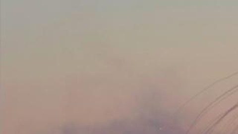 Esta imagen, captada el 16 de octubre pasado en la aldea de Dhayra, muestra la típica nube de humo con forma de pulpo que ocasionan este tipo de municiones tóxicas.