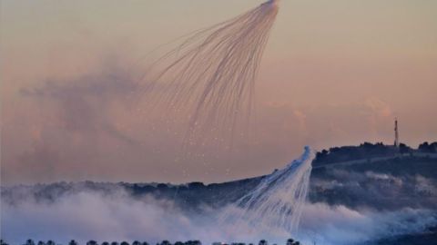 Esta imagen, captada el 16 de octubre pasado en la aldea de Dhayra, muestra la típica nube de humo con forma de pulpo que ocasionan este tipo de municiones tóxicas.