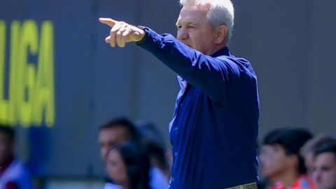 El entrenador mexicano Javier Aguirre dando instrucciones durante el encuentro de este domingo entre el Mallorca y el Cádiz.