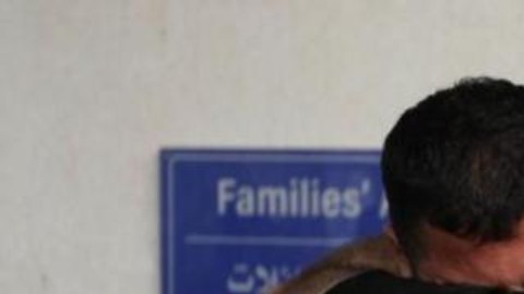 Miembros de WCK se abrazan tras recibir los cuerpos de sus compañeros fallecidos en Gaza