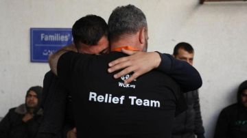 Miembros de WCK se abrazan tras recibir los cuerpos de sus compañeros fallecidos en Gaza