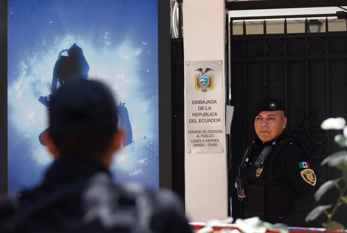 Policías de la Secretaria de Seguridad Pública resguardan con vallas metálicas las instalaciones de la embajada de Ecuador en Ciudad de México.