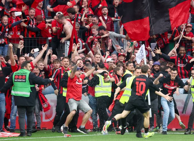 Los aficionados no dudaron ni un segundo lanzarse al terreno de juego en el BayArena para festejar junto a los jugadores al final del encuentro el título de la Bundesliga conseguido por primera vez en la historia del club.