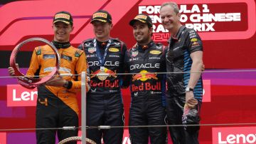 Shanghai (China), 21/04/2024.- First placedd Red Bull Racing driver Max Verstappen of the Netherlands (2-L), second place McLaren driver Lando Norris of Britain (L), third place Red Bull Racing driver Sergio Perez of Mexico (2-R) and Red Bull Racing chief engineer Paul Monaghan pose for a photo on the podium after the Formula One Chinese Grand Prix, in Shanghai, China, 21 April 2024. The 2024 Formula 1 Chinese Grand Prix is held at the Shanghai International Circuit racetrack on 21 April after a five-year hiatus. (Fórmula Uno, Países Bajos; Holanda, Reino Unido) EFE/EPA/ANDRES MARTINEZ CASARES