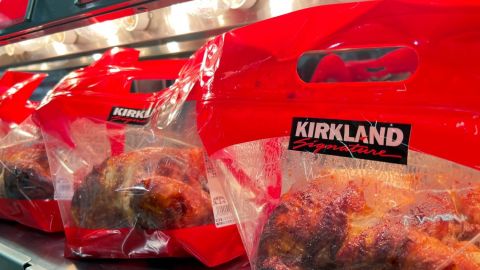 Pollo asado Costco en un nuevo embalaje de bolsa de plástico.