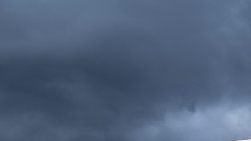 Vista en ángulo de una tienda Target, frente a un cielo azul y nubes.