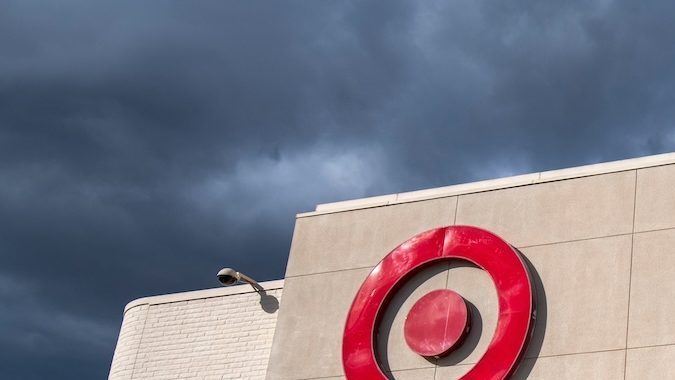 Vista en ángulo de una tienda Target, frente a un cielo azul y nubes.