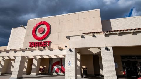 Vista en ángulo de una tienda Target, frente a un cielo azul y nubes.