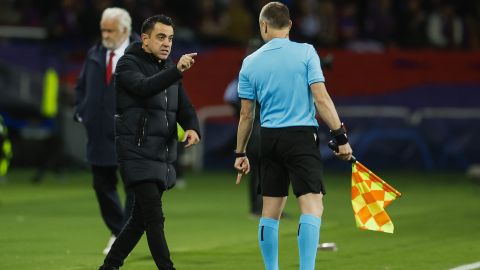 BARCELONA, 16/04/2024.- El técnico del FC Barcelona, Xavi Hernández, protesta a uno de los asistentes durante el encuentro correspondiente a la vuelta de los cuartos de final de la Liga de Campeones que FC Barcelona y PSG disputan hoy martes en el Olímpico Lluis Company, en Barcelona. EFE/Alberto Estevez.