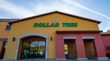 Fachada de una tienda Dollar Tree en Santa Clarita, California.