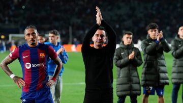 Xavi Hernández saludando a los aficionados del FC Barcelona en el estadio Olímpico de Montjuic después de la derrota sufrida ante el PSG.