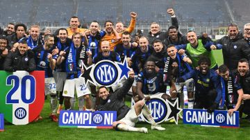 Jugadores y cuerpo técnico del Inter de Milán celebrando la conquista del Scudetto número 20 de la historia del club.