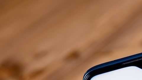 Smartphone con logo de Walmart en pantalla, carrito de compras y paquetes.