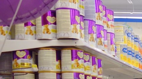 Pasillo de productos para bebé y niños en Walmart.