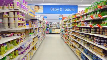 Pasillo de productos para bebé y niños en Walmart.