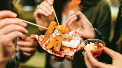 Grupo de amigos disfruta de un munchies durante el 4/20 o Día Mundial de la Marihuana.