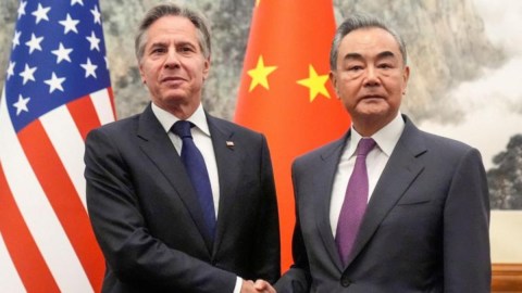 Anthony Blinken y Wang Yi en su encuentro en Pekín.