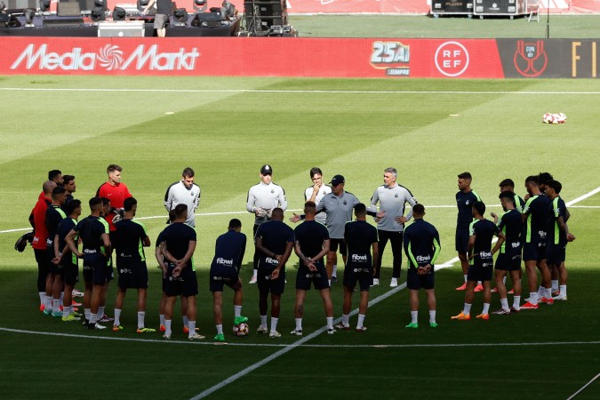 El "Vasco" Aguirre conversando con sus dirigidos durante un momento del último entrenamiento del Mallorca antes de disputar este sábado la final de la Copa del Rey.