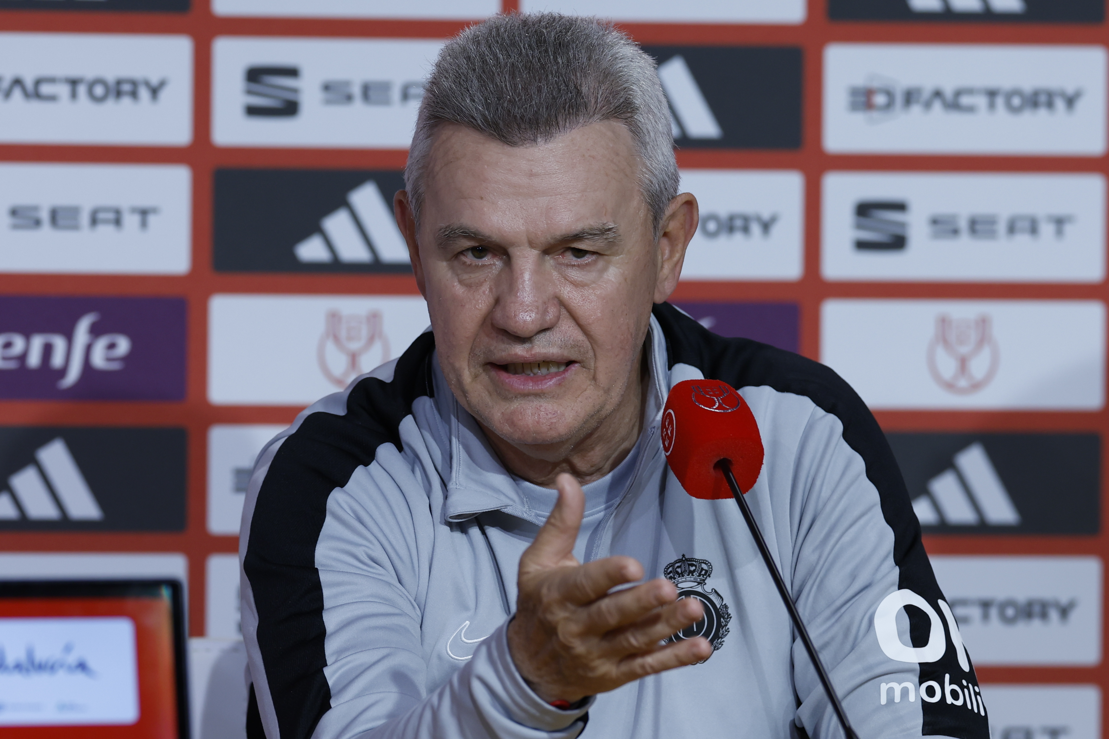 Javier Aguirre hablando durante la rueda de prensa que se llevó a cabo este viernes antes de la final de la Copa del Rey.