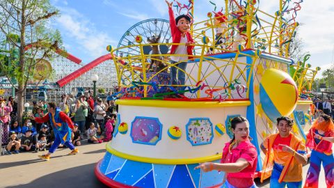 En el desfile Better Together: A Pixar Pals Celebration!, aparecen más de dos docenas de personajes de las cintas de Pixar, como Miguel, de la cinta Coco. Foto: Richard Harbaugh/Disneyland Resort