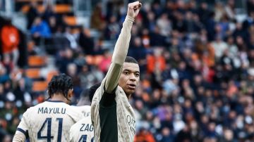 Lorient (France), 24/04/2024.- Kylian Mbappe of PSG celebrates after scoring the 0-2 goal during the French Ligue 1 soccer match of FC Lorient against Paris Saint-Germain, in Lorient, France, 24 April 2024. (Francia) EFE/EPA/MOHAMMED BADRA