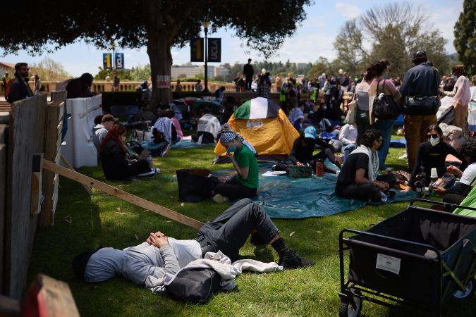 Estudiantes de la Universidad de California en Los Ángeles (UCLA) establecieron un campamento de solidaridad con Gaza en el campus, en Los Ángeles.