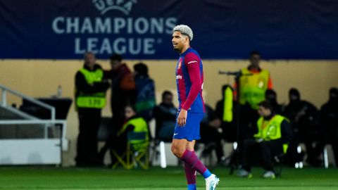 BARCELONA, 16/04/2024.- El defensa uruguayo del FC Barcelona Ronald Araújo tras ser expulsado durante el partido de vuelta de los cuartos de final de la Liga de Campeones que FC Barcelona y PSG disputan hoy martes en el estadio Olímpico Lluis Company, en Barcelona. EFE/Siu Wu