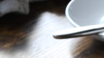 Pagar la cuenta de tu factura en un restaurante con dinero en efectivo.