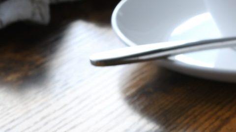 Pagar la cuenta de tu factura en un restaurante con dinero en efectivo.