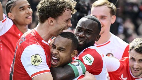 Rotterdam (Netherlands), 07/04/2024.- (l-r) Mats Wieffer of Feyenoord, Igor Paixao of Feyenoord, Lutsharel Geertruida of Feyenoord, Thomas Beelen of Feyenoord, Santiago Gimenez of Feyenoord celebrate the 1-0 during the Dutch Eredivisie match between Feyenoord and Ajax at Feyenoord Stadion de Kuip in Rotterdam, Netherlands, 07 April 2024. (Países Bajos; Holanda) EFE/EPA/PIETER STAM DE JONGE