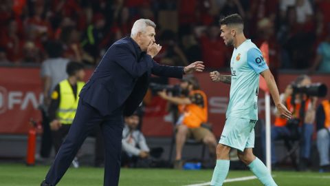 SEVILLA, 06/04/2024.- El técnico mexicano del Mallorca, Javier Aguirre, se dirige a su jugador, Dani Rodríguez, durante el encuentro correspondiente a la final de la Copa del Rey que Athletic Club y Real Mallorca disputan hoy sábado en el estadio La Cartuja, en Sevilla. EFE / Julio Muñoz.