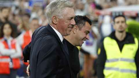 MADRID, 21/04/2024.- El entrenador del Real Madrid, Carlo Ancelotti (i), saluda al del FC Barcelona, Xavi Hernández (d), antes del partido de la jornada 32 de LaLiga EA Sports entre Real Madrid y FC Barcelona, este domingo en el estadio Santiago Bernabéu de Madrid. EFE/ Juanjo Martín