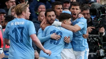 London (United Kingdom), 20/04/2024.- Bernardo Silva (C) of Manchester City celebrates with teammates after scoring the opening goal during the FA Cup semi-final soccer match of Manchester City against Chelsea FC, in London, Britain, 20 April 2024. (Reino Unido, Londres) EFE/EPA/NEIL HALL EDITORIAL USE ONLY. No use with unauthorized audio, video, data, fixture lists, club/league logos, 'live' services or NFTs. Online in-match use limited to 120 images, no video emulation. No use in betting, games or single club/league/player publications.