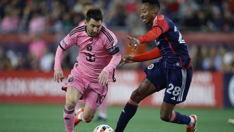 Foxborough (United States), 27/04/2024.- Inter Miami forward Lionel Messi (L) and New England Revolution midfielder Mark-Anthony Kaye (R) battle for the ball during the first half of the MLS game between the New England Revolution and the Inter Miami in Foxborough, Massachusetts, USA, 27 April 2024. EFE/EPA/CJ GUNTHER