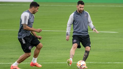 AME6116. MONTERREY (MÉXICO), 09/04/2024.- Lionel Messi (d) y Luis Suárez de Inter Miami participan en un entrenamiento este martes, en el estadio BBVA en Monterrey (México). El Inter Miami enfrentará a Rayados de Monterrey en un partido de los cuartos de final de la Liga de Campeones de la Concacaf, que se jugara este miércoles. EFE/ Miguel Sierra