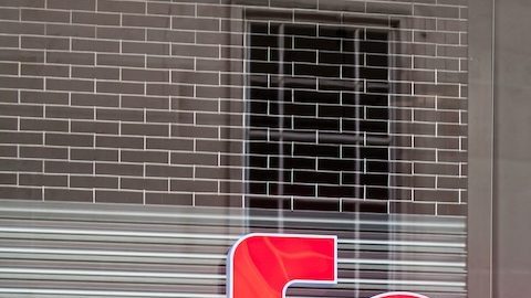 El logotipo de Foot Locker sobre la entrada de una de sus tiendas principales.