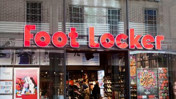 El logotipo de Foot Locker sobre la entrada de una de sus tiendas principales.