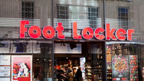 El logotipo de Foot Locker sobre la entrada de una de sus tiendas principales.