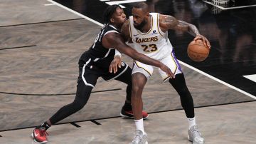 AMDEP8670. NUEVA YORK (ESTADOS UNIDOS), 31/03/2024.- Dorian Finney-Smith (i) de Brooklyn defiende frente a LeBron James de Lakers este domingo en un partido de baloncesto de la NBA entre Brooklyn Nets y Los Angeles Lakers en Barclays Center en Nueva York (EE.UU.). EFE/ Ángel Colmenares