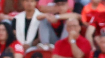 El mediocampista francés del Real Madrid, Aurélien Tchouaméni, se lleva el balón ante el delantero del Mallorca, Vedat Muriqi, durante el encuentro disputado este sábado en Son Moix.