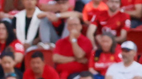 El mediocampista francés del Real Madrid, Aurélien Tchouaméni, se lleva el balón ante el delantero del Mallorca, Vedat Muriqi, durante el encuentro disputado este sábado en Son Moix.