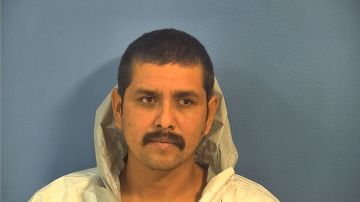 Hispano en Illinois mató a puñaladas a su esposa y casi la decapita frente a sus hijas
