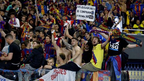 Paris (France), 10/04/2024.- Fans of Barcelona celebrate at the end of the UEFA Champions League quarter-finals, 1st leg soccer match between Paris Saint-Germain and FC Barcelona, in Paris, France, 10 April 2024. PSG lost 2-3. (Liga de Campeones, Francia) EFE/EPA/MOHAMMED BADRA