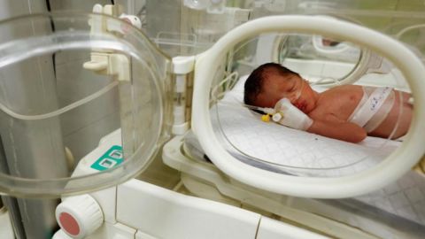 La bebé fue rescatada del vientre de su madre con 7 meses y medio de gestación.