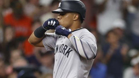 Houston (United States), 31/03/2024.- New York Yankees left fielder Juan Soto kisses his fists after he hits a solo home run off of Houston Astros relief pitcher Bryan Abreu during the seventh inning of the Major League Baseball (MLB) game between the Houston Astros and the New York Yankees in Houston, Texas, USA, 30 March 2024. (Nueva York) EFE/EPA/ADAM DAVIS